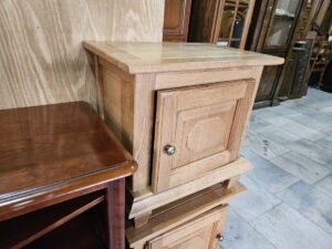 Масивни нощни шкафчета