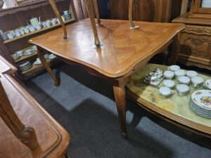 Разтегатлена трапезна маса стил Луи 15