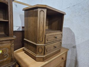 Масивно шкафче