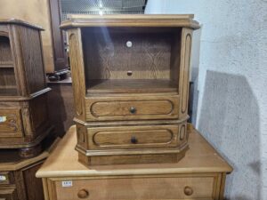 Масивно шкафче