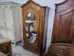 Гардероб с огледало