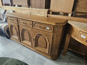 Масивен дресоар