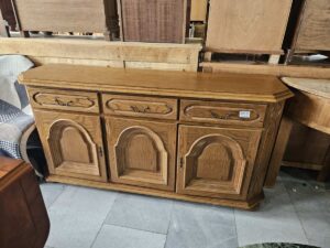 Масивен дресоар