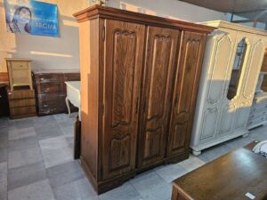 Масивен трикрилен гардероб