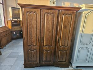 Масивен трикрилен гардероб