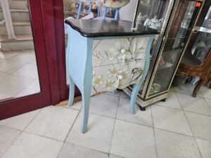 Ръчно рисувано шкафче