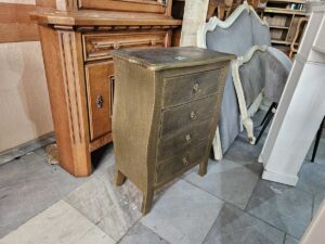 Ефектно скринче с 4 чекмеджета