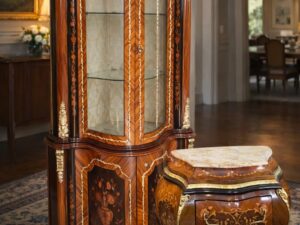 Витрина с интарзия