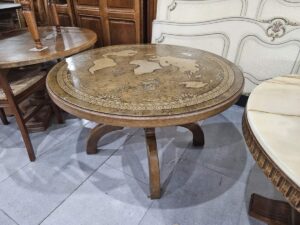 Холна маса с каменен плот и карта на света