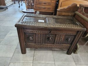 Старинна ракла с дърворезба