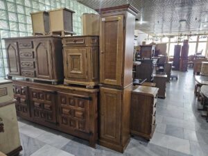 Висок тесен шкаф