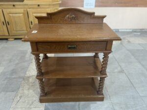 Масивна масичка с чекмедже и струговани крака