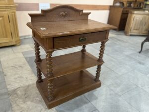 Масивна масичка с чекмедже и струговани крака