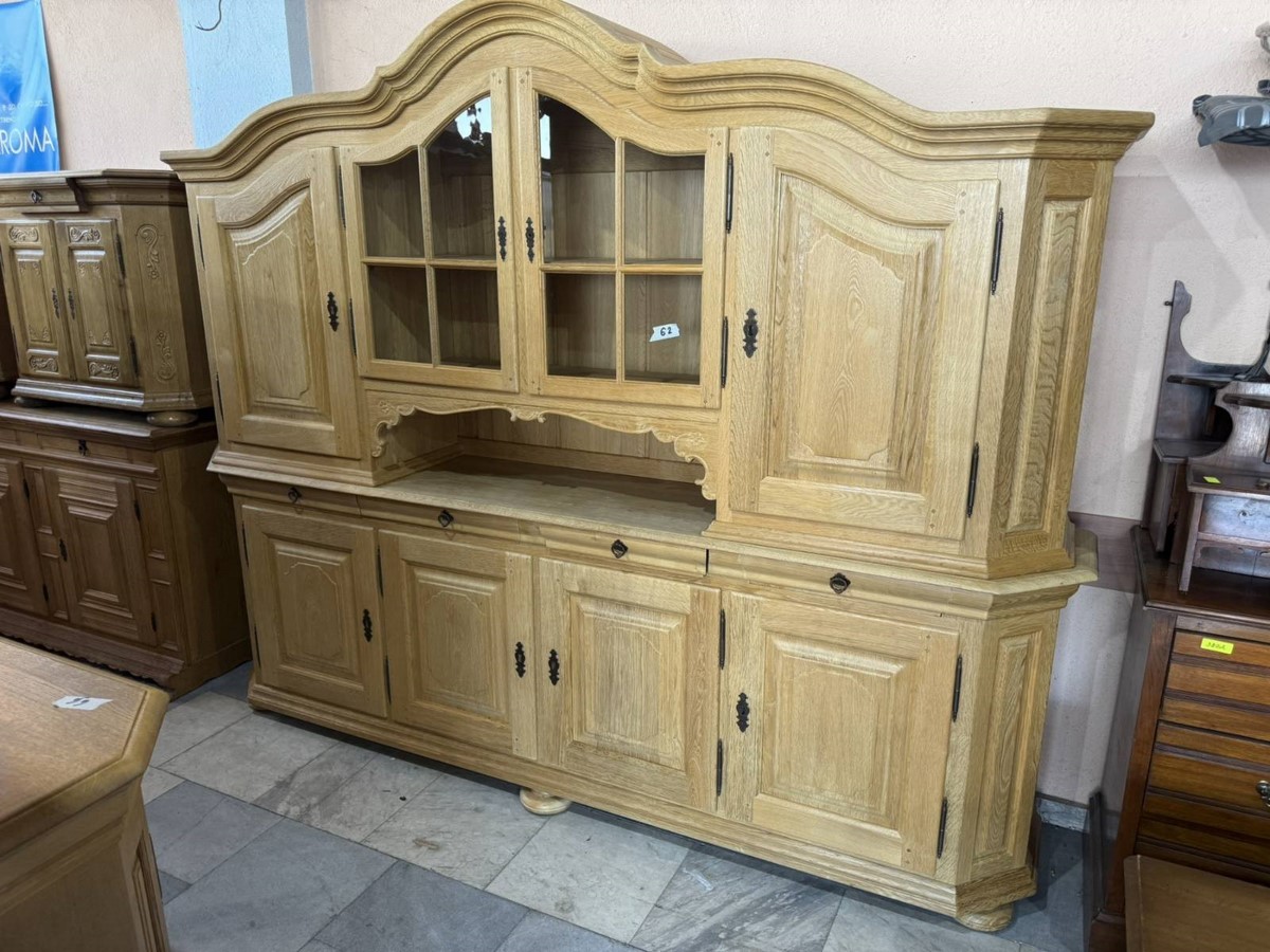 Голяма масивна витрина