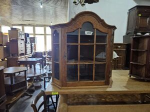Витринка за стена