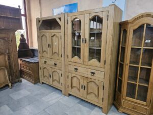 Масивен дървен шкаф-витрина