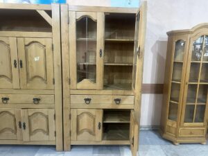 Масивен дървен шкаф-витрина