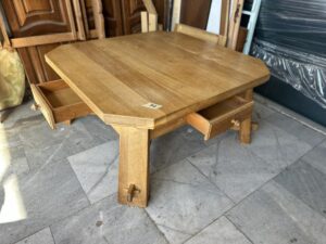 Масивна дървена холна маса с чекмеджета