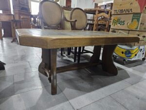 Масивна холна маса с каменен плот