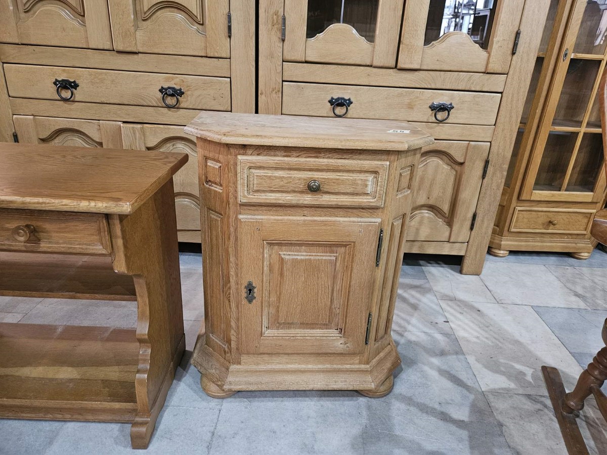 Масивно шкафче
