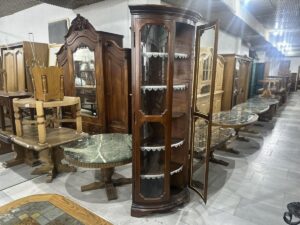 Ъглова стъклена витрина