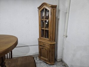 Масивна ъглова витрина