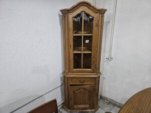 Масивна ъглова витрина