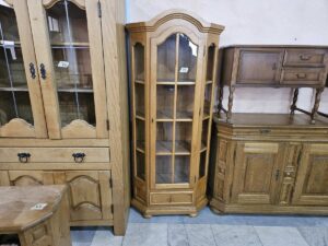 Масивна стъклена витрина