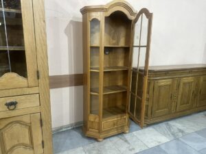 Масивна стъклена витрина