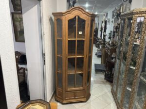 Масивна стъклена витрина